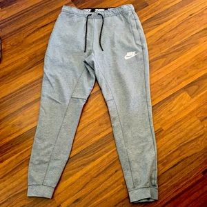 Men’s Nike sweatpants size small. Zipper pockets.